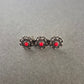Vintage Brosche mit roten Steinen – Florales Design
