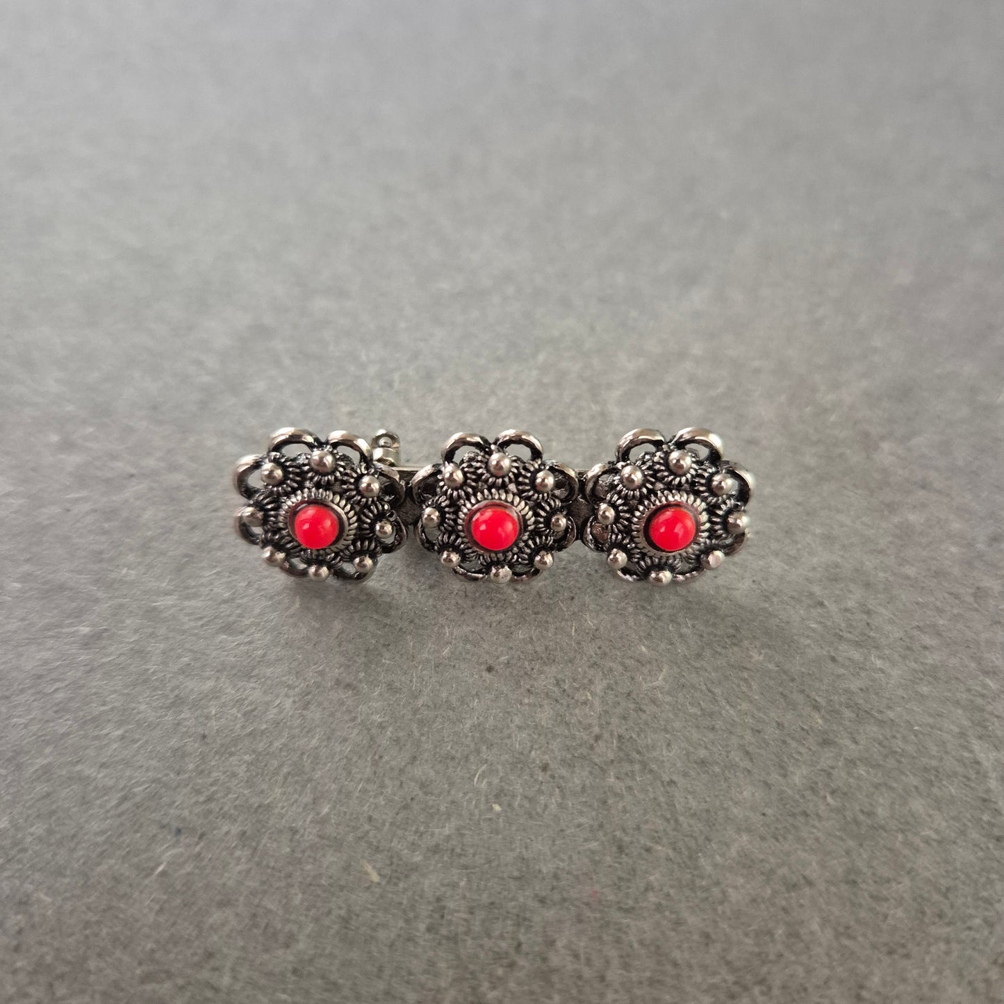 Vintage Brosche mit roten Steinen – Florales Design