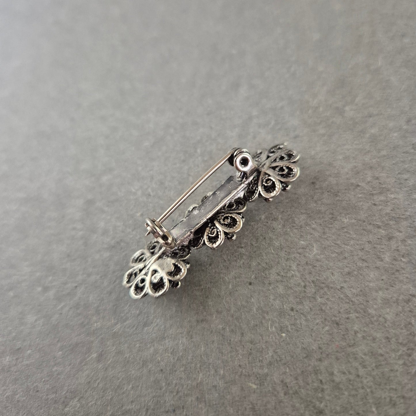 Vintage Brosche mit roten Steinen – Florales Design