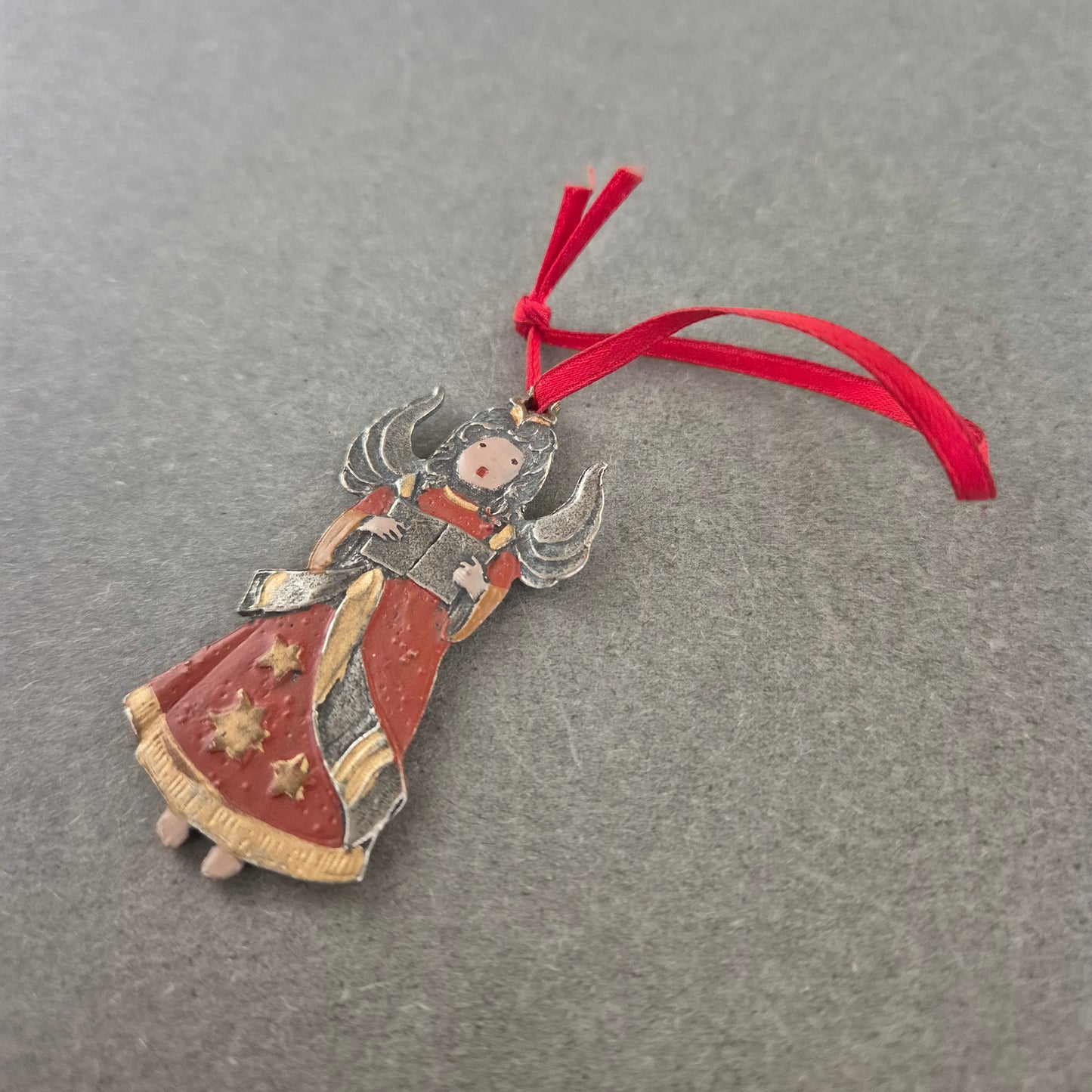 Vintage Anhänger Engel – Handbemalt mit rotem Band