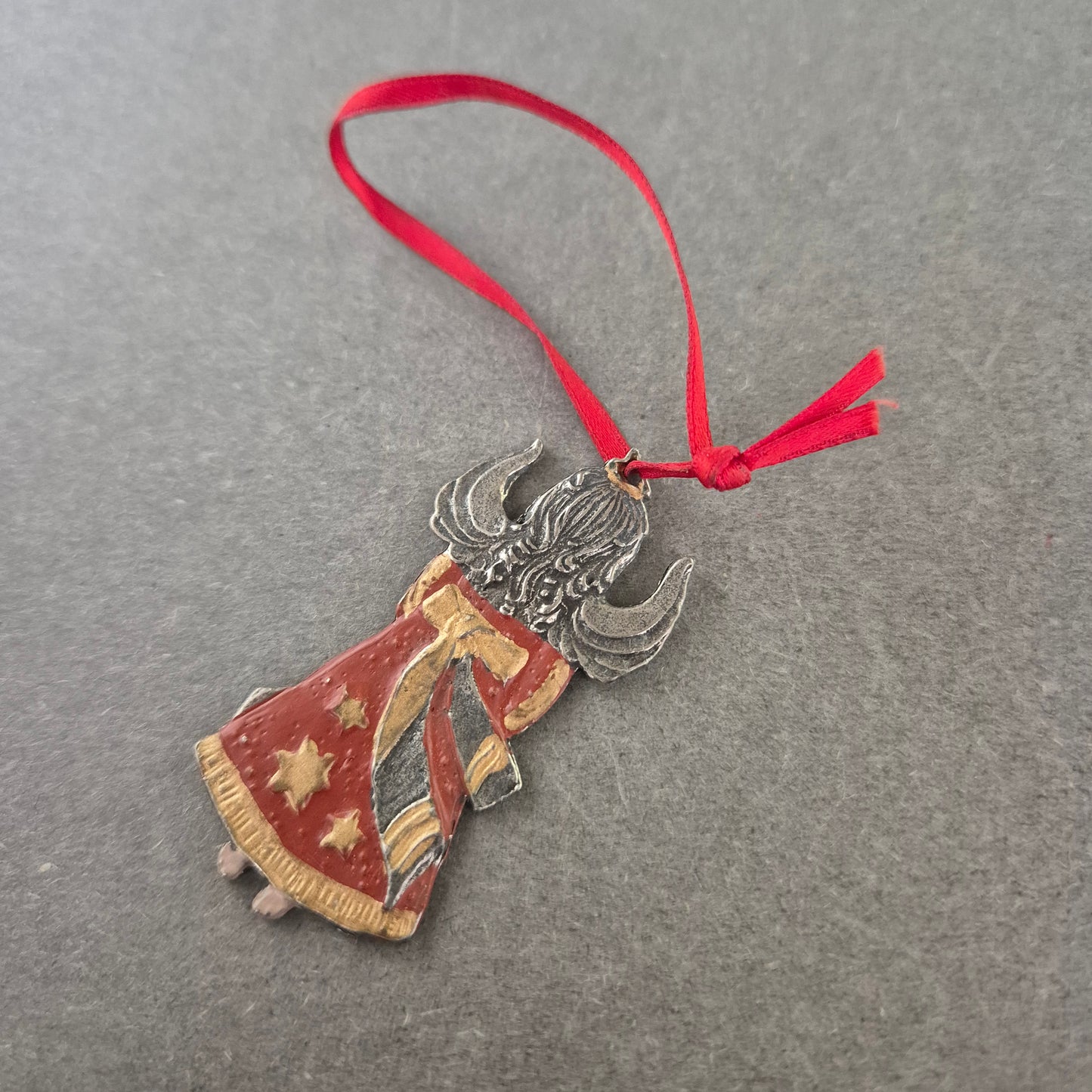 Vintage Anhänger Engel – Handbemalt mit rotem Band