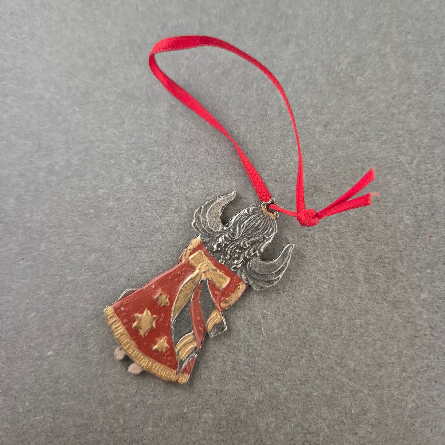 Vintage Anhänger Engel – Handbemalt mit rotem Band