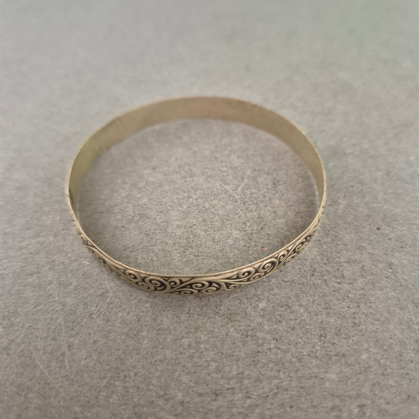 Vintage Armreif mit Ornament Muster – Klassisch und Zeitlos