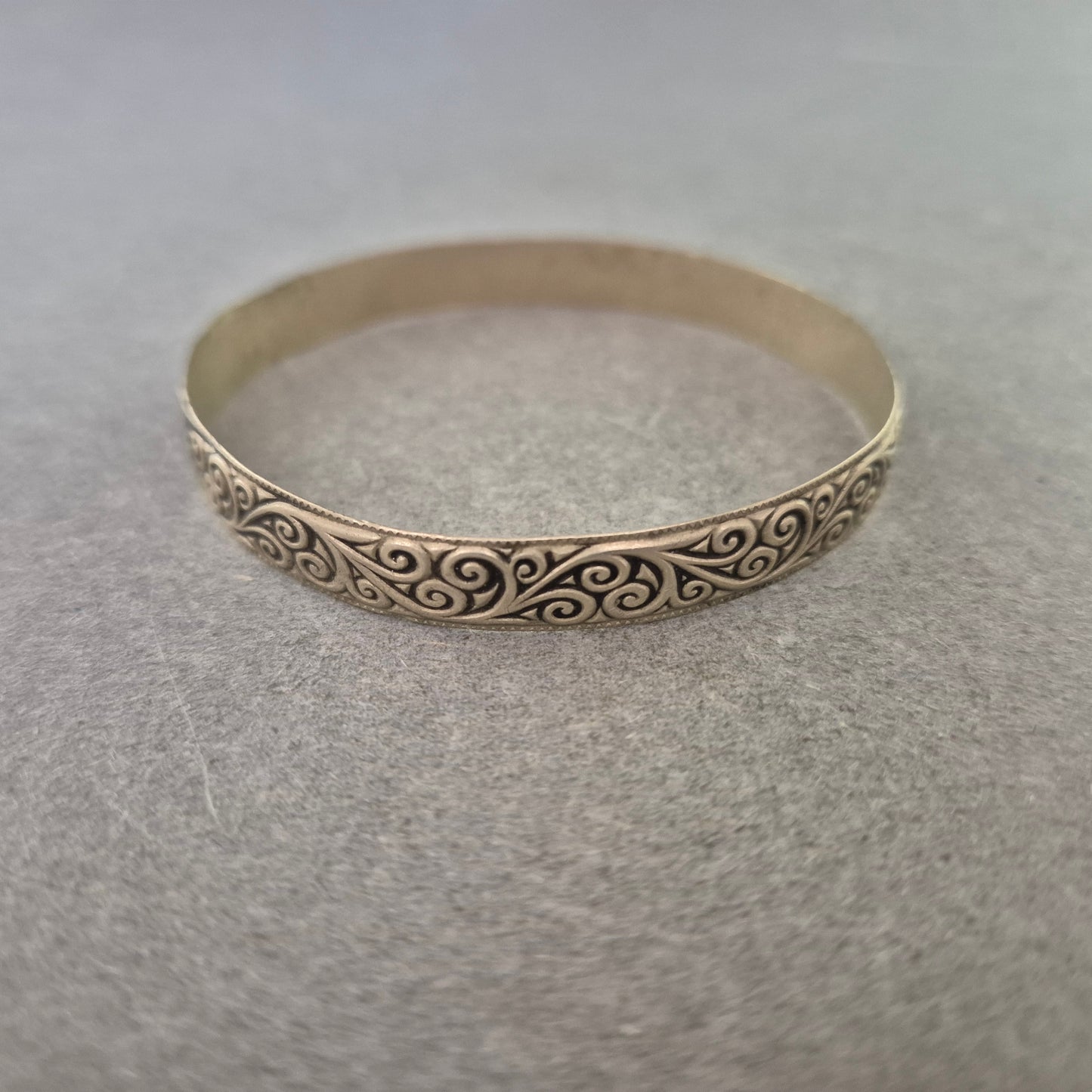 Vintage Armreif mit Ornament Muster – Klassisch und Zeitlos