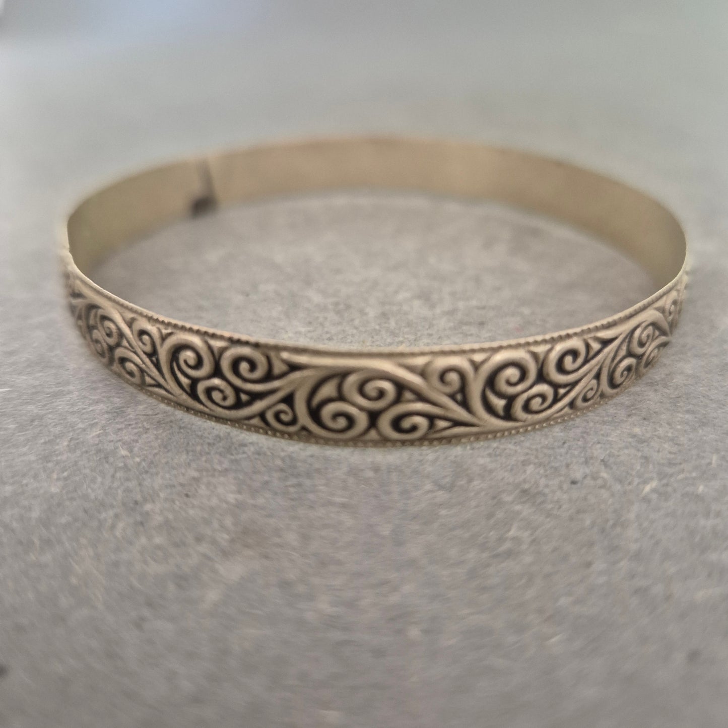 Vintage Armreif mit Ornament Muster – Klassisch und Zeitlos