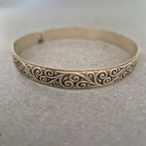 Vintage Armreif mit Ornament Muster – Klassisch und Zeitlos