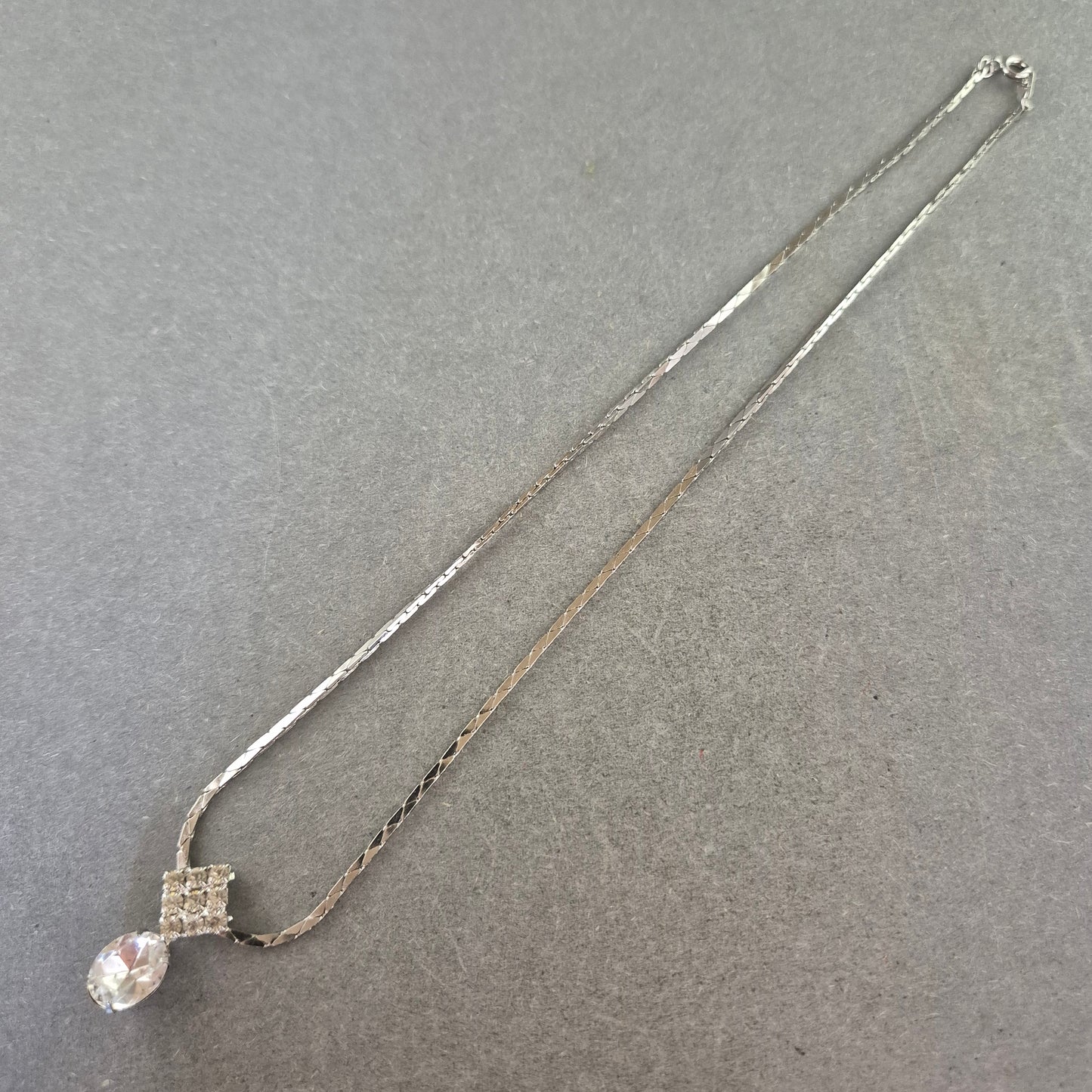 Vintage Kette mit funkelndem Anhänger – Strahlend Elegant