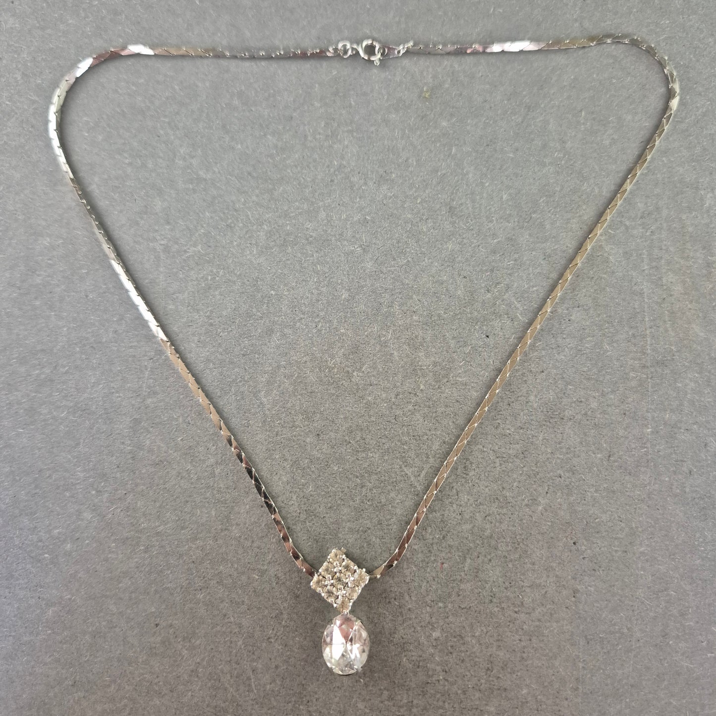 Vintage Kette mit funkelndem Anhänger – Strahlend Elegant