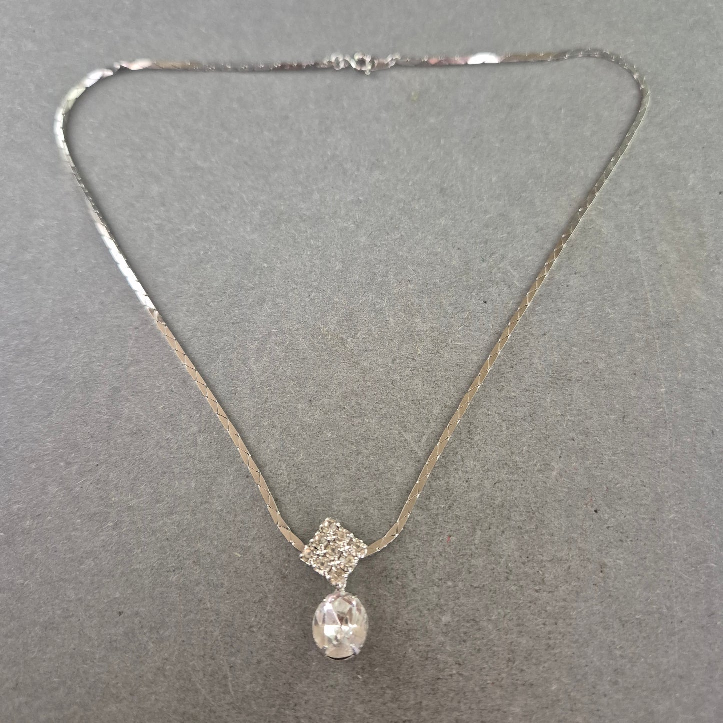 Vintage Kette mit funkelndem Anhänger – Strahlend Elegant