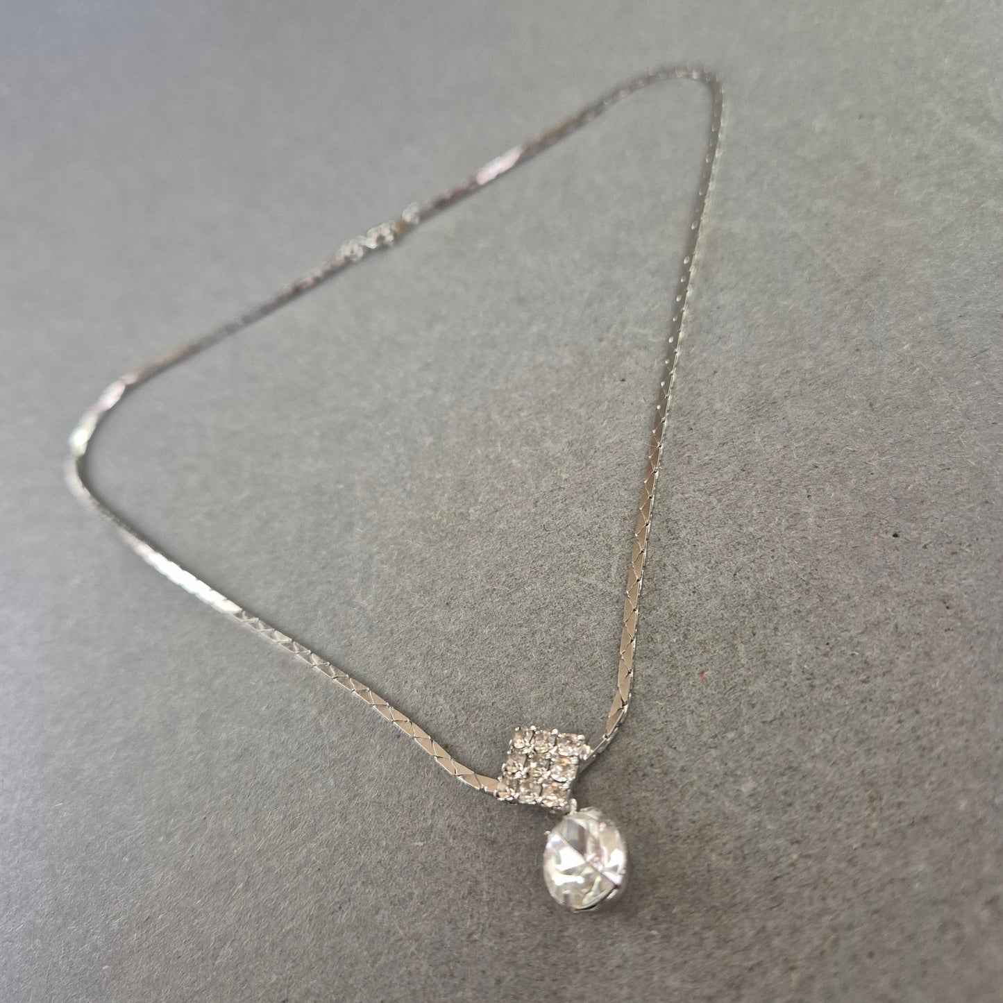 Vintage Kette mit funkelndem Anhänger – Strahlend Elegant