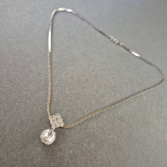 Vintage Kette mit funkelndem Anhänger – Strahlend Elegant