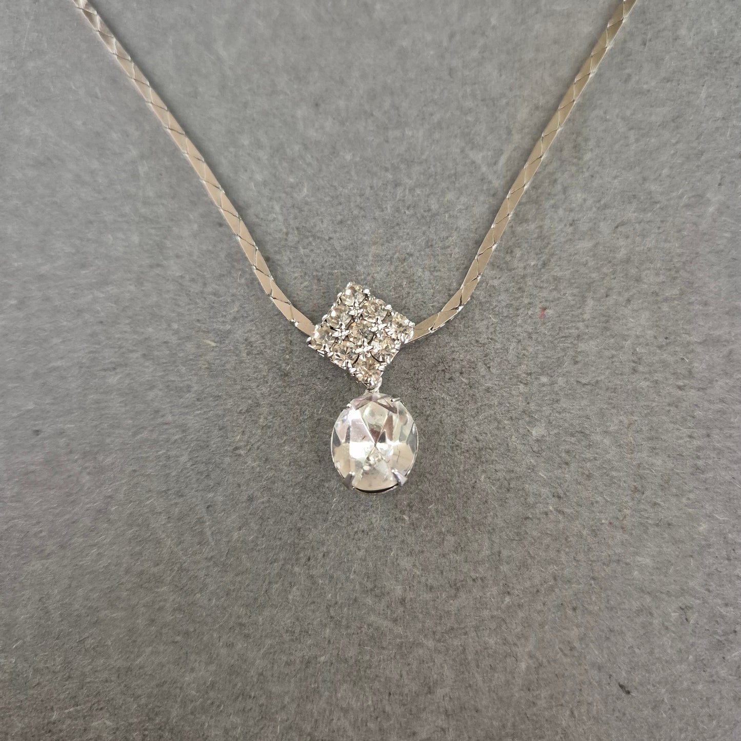 Vintage Kette mit funkelndem Anhänger – Strahlend Elegant