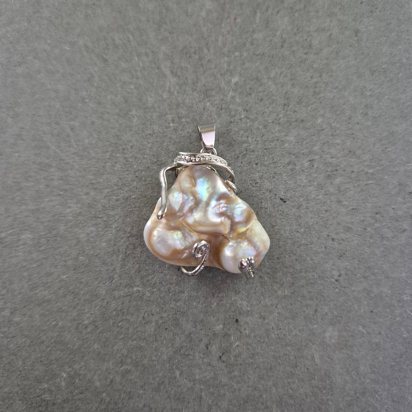 Eleganter Perlen Anhänger – Naturform mit Silberfassung