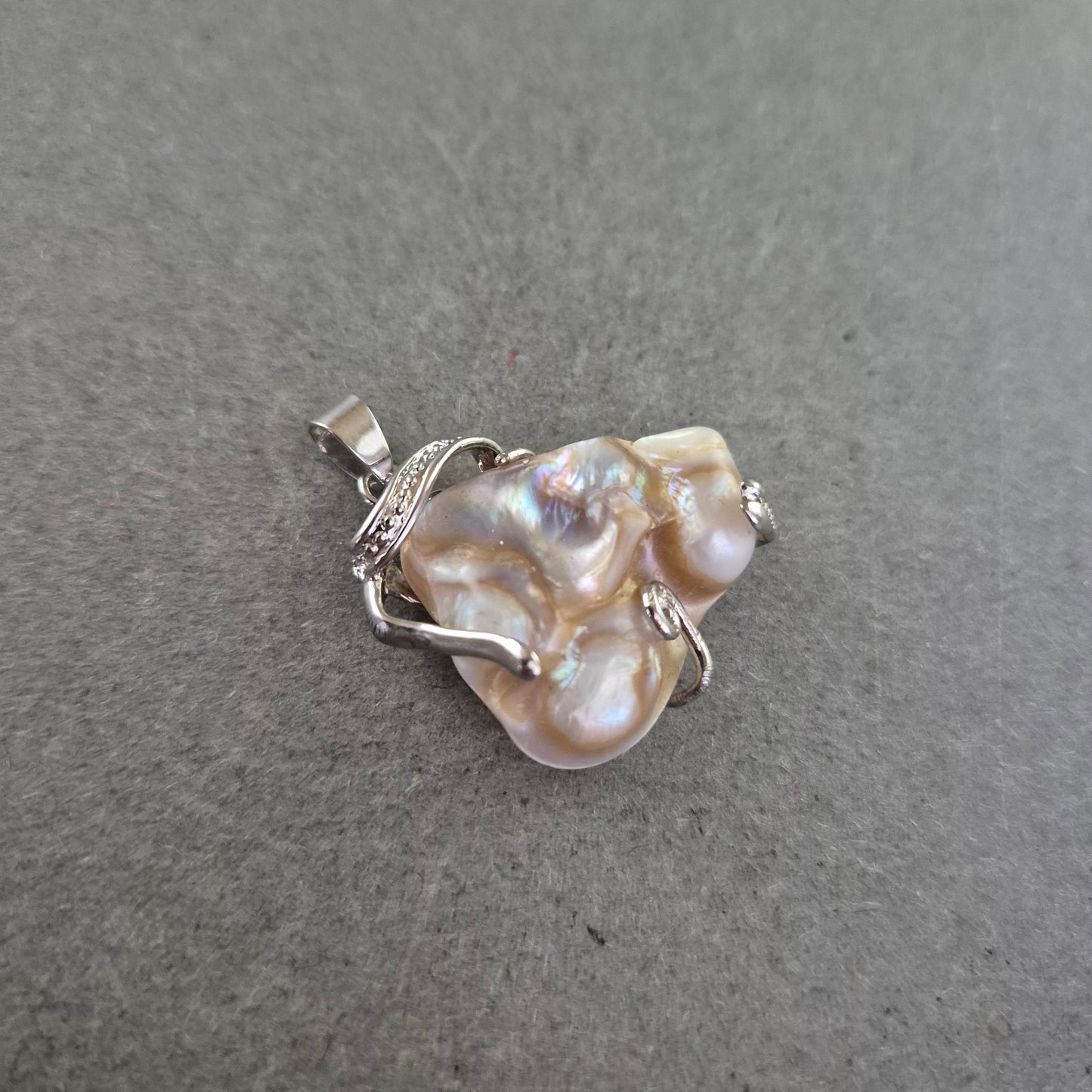 Eleganter Perlen Anhänger – Naturform mit Silberfassung