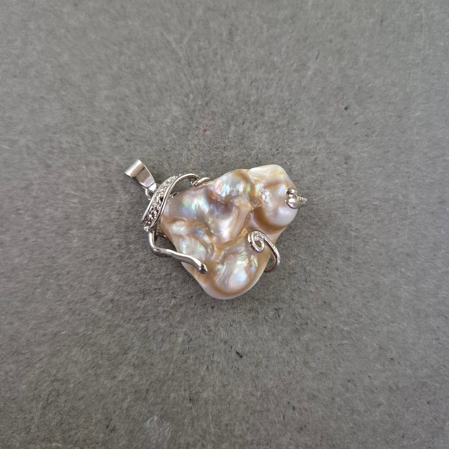 Eleganter Perlen Anhänger – Naturform mit Silberfassung
