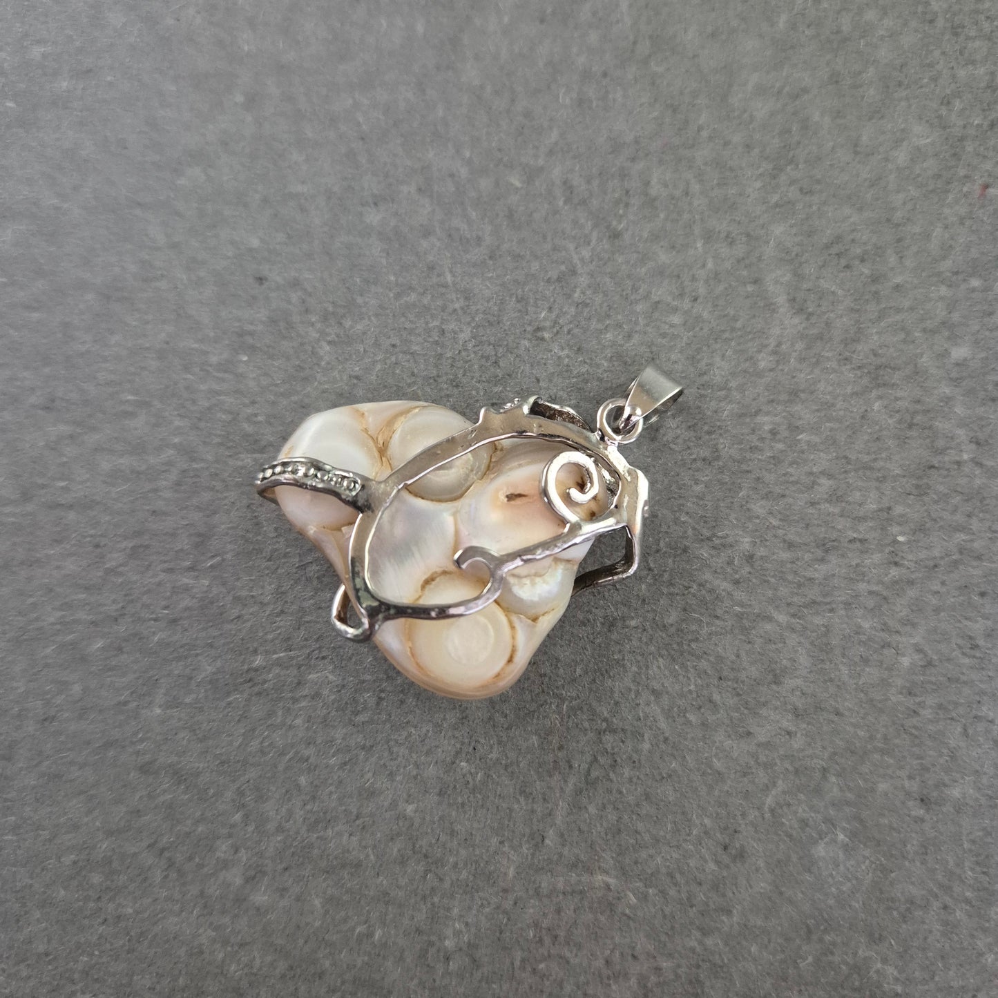 Eleganter Perlen Anhänger – Naturform mit Silberfassung