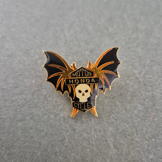 Vintage Brosche Motorrad Design – Totenkopf & Fledermausflügel