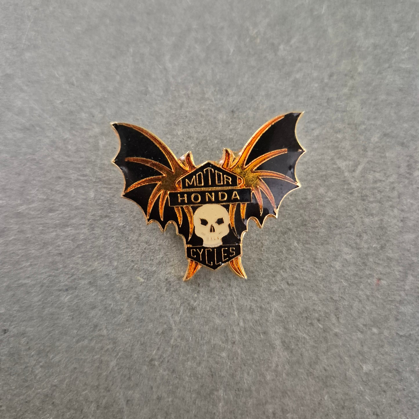 Vintage Brosche Motorrad Design – Totenkopf & Fledermausflügel