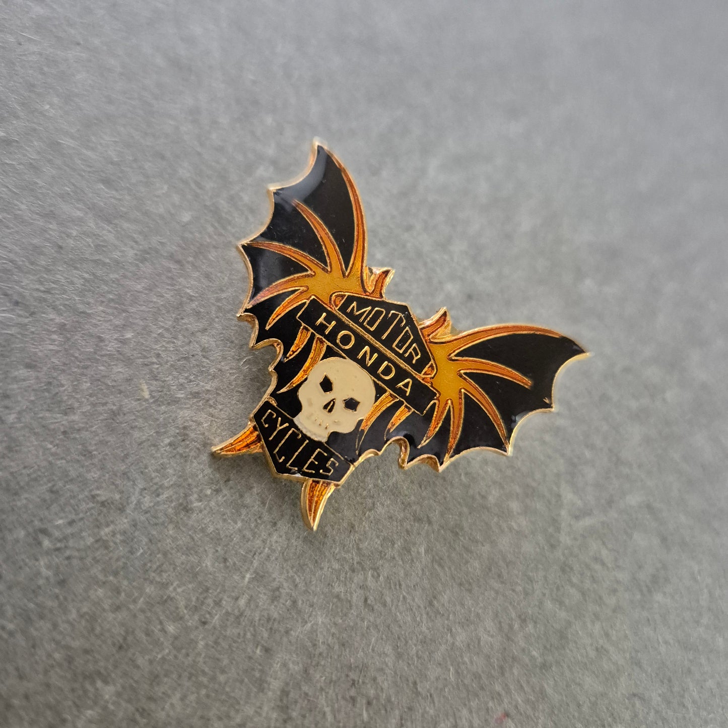 Vintage Brosche Motorrad Design – Totenkopf & Fledermausflügel
