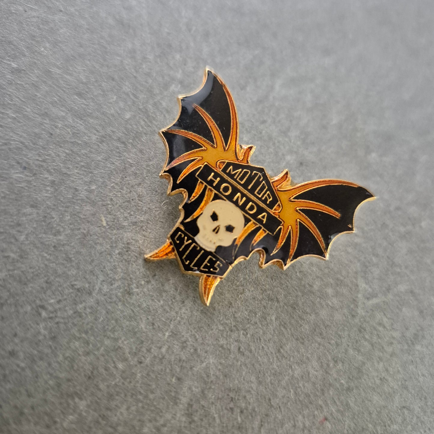 Vintage Brosche Motorrad Design – Totenkopf & Fledermausflügel