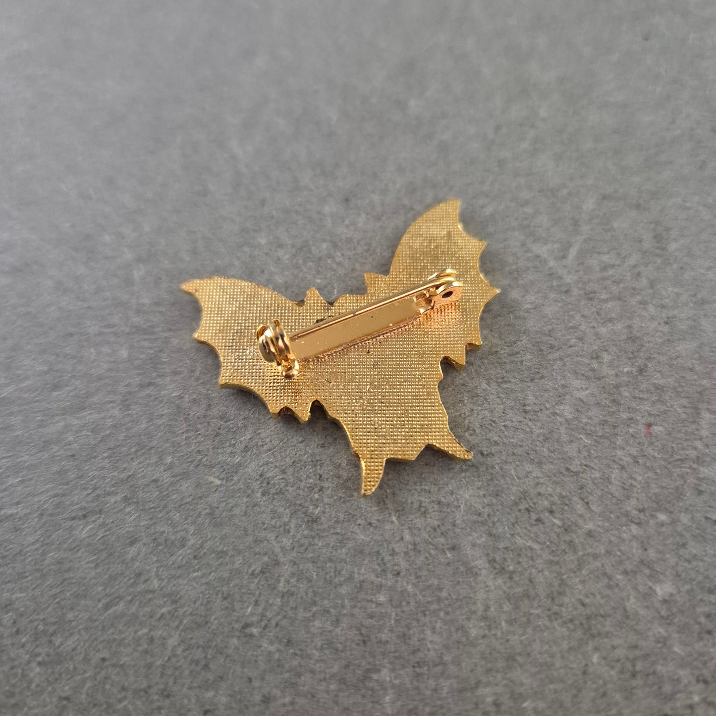 Vintage Brosche Motorrad Design – Totenkopf & Fledermausflügel