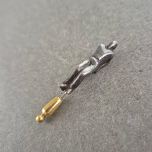 Vintage Anstecknadel Figur – Abstrakter Körper aus Metall