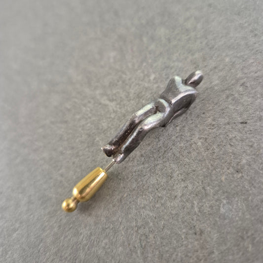 Vintage Anstecknadel Figur – Abstrakter Körper aus Metall