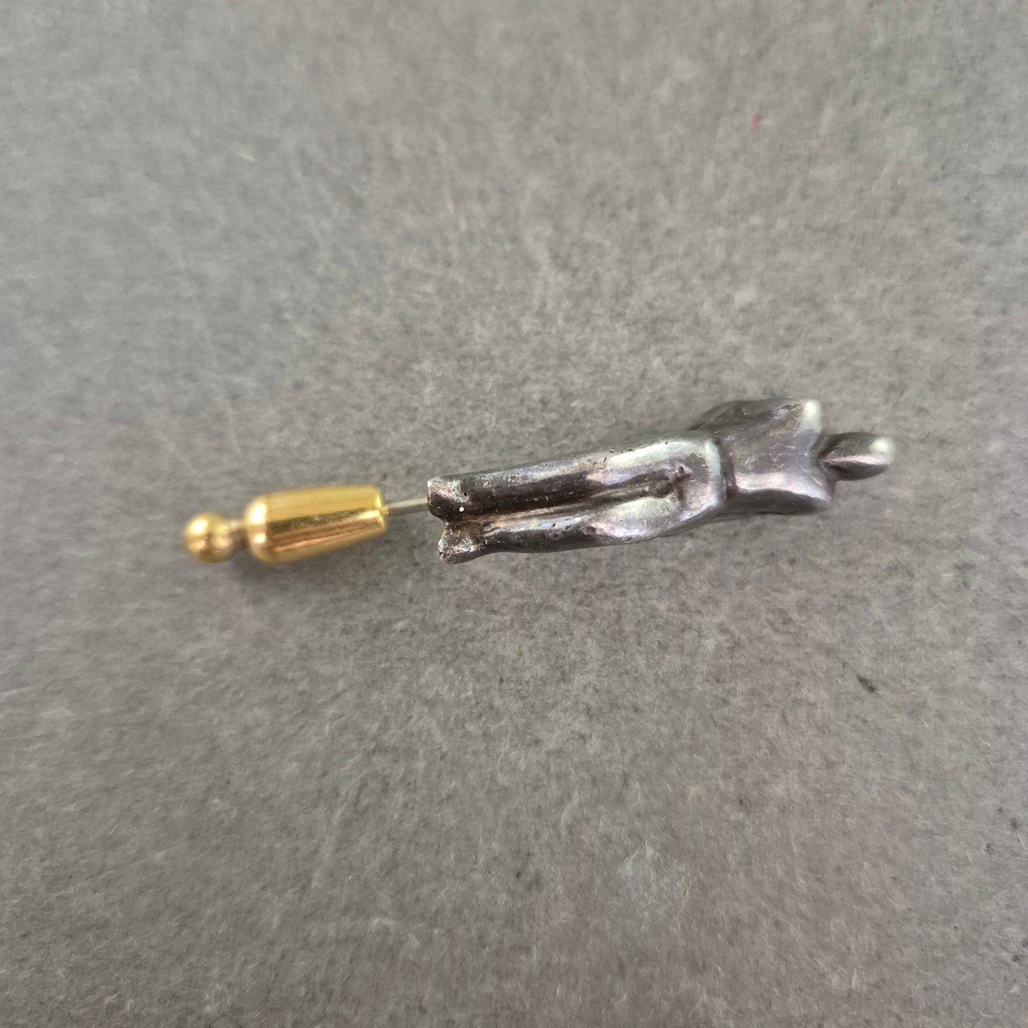 Vintage Anstecknadel Figur – Abstrakter Körper aus Metall