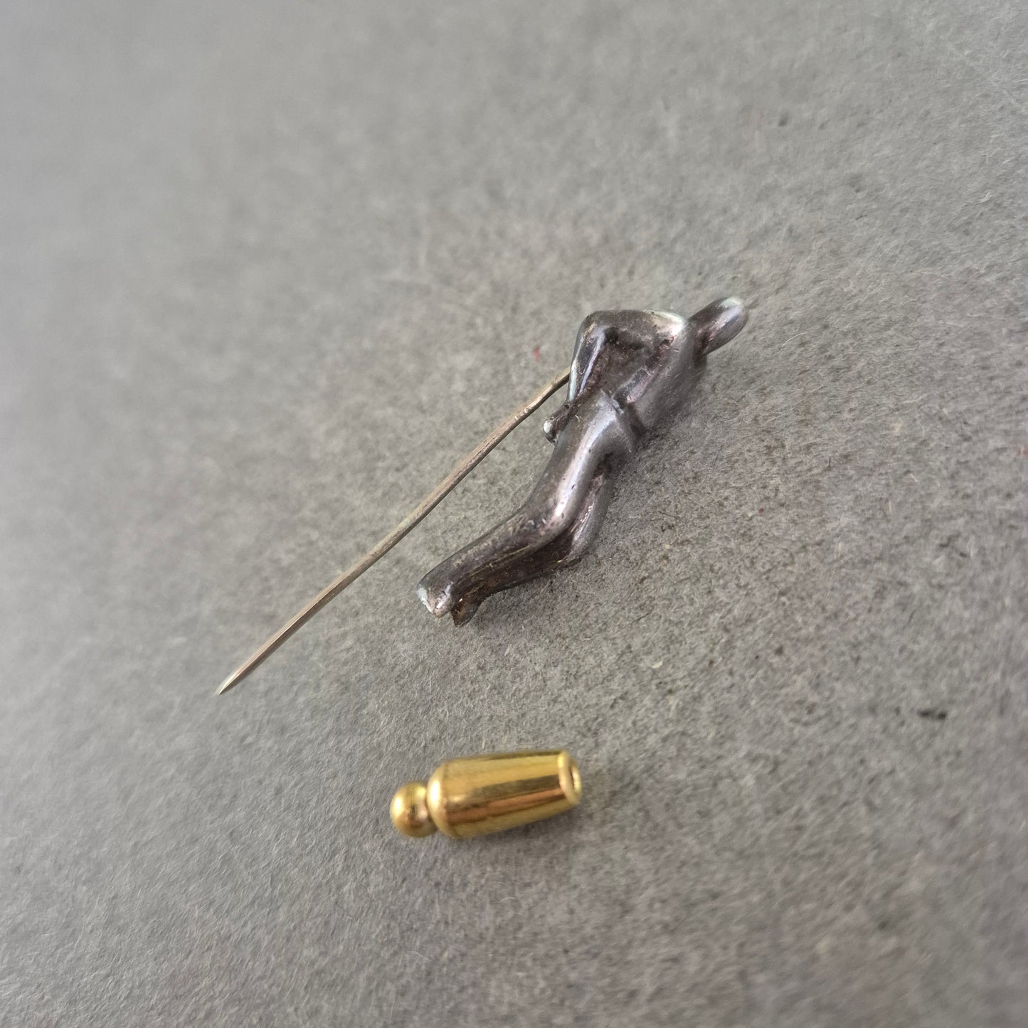 Vintage Anstecknadel Figur – Abstrakter Körper aus Metall