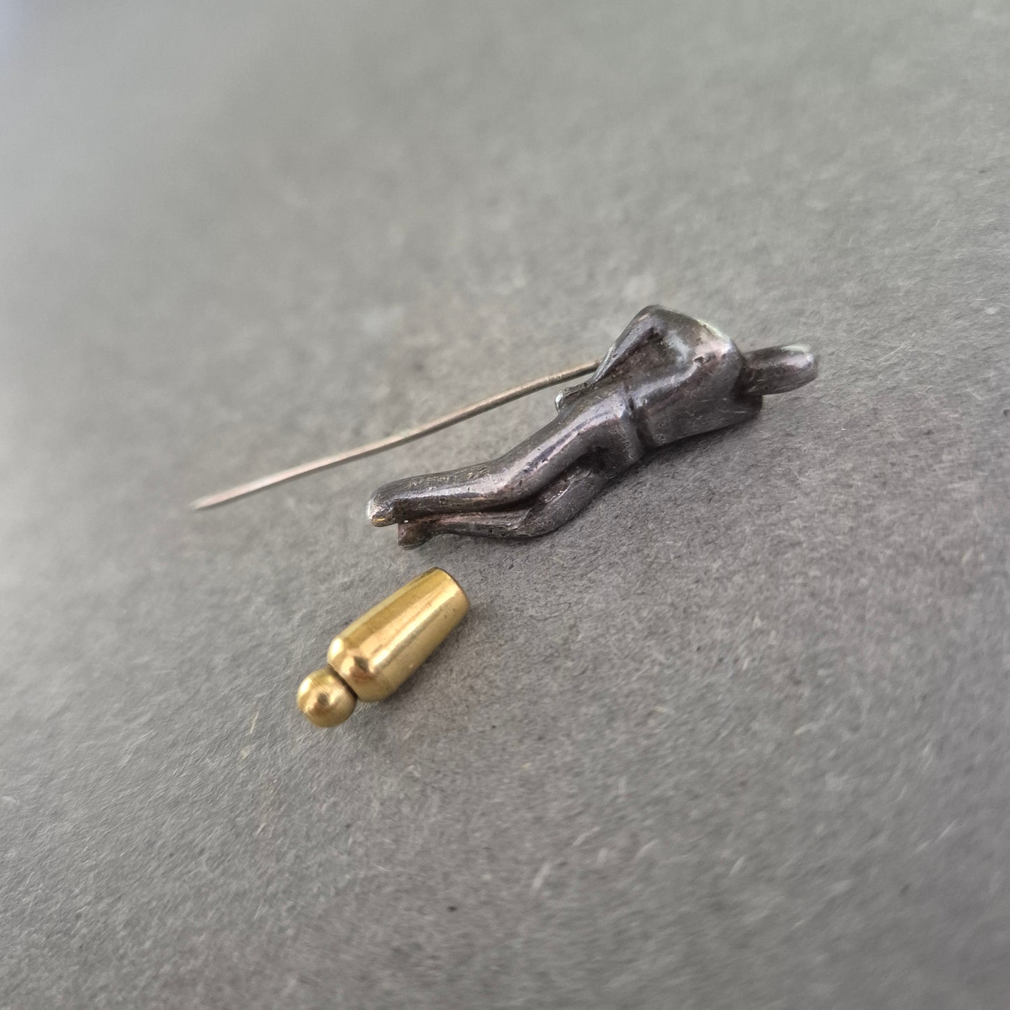 Vintage Anstecknadel Figur – Abstrakter Körper aus Metall