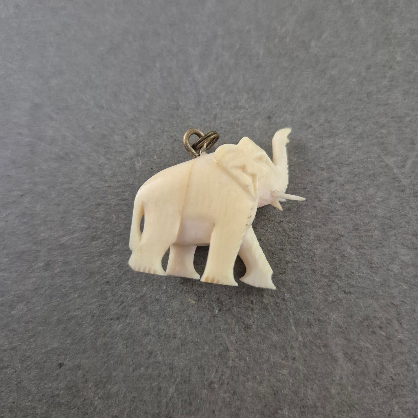 Vintage Anhänger Elefant – Handgeschnitzt aus Bein