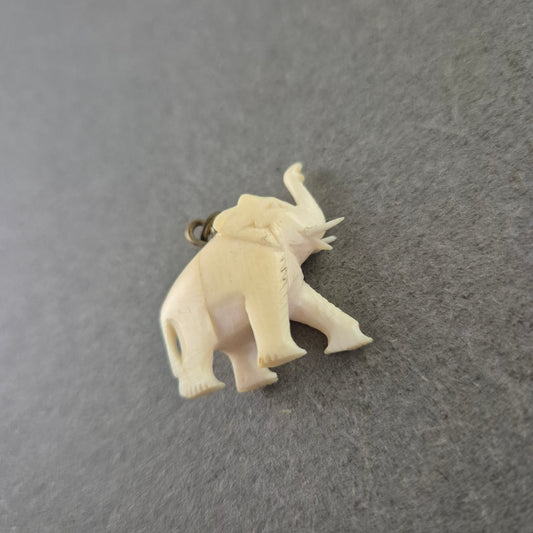 Vintage Anhänger Elefant – Handgeschnitzt aus Bein