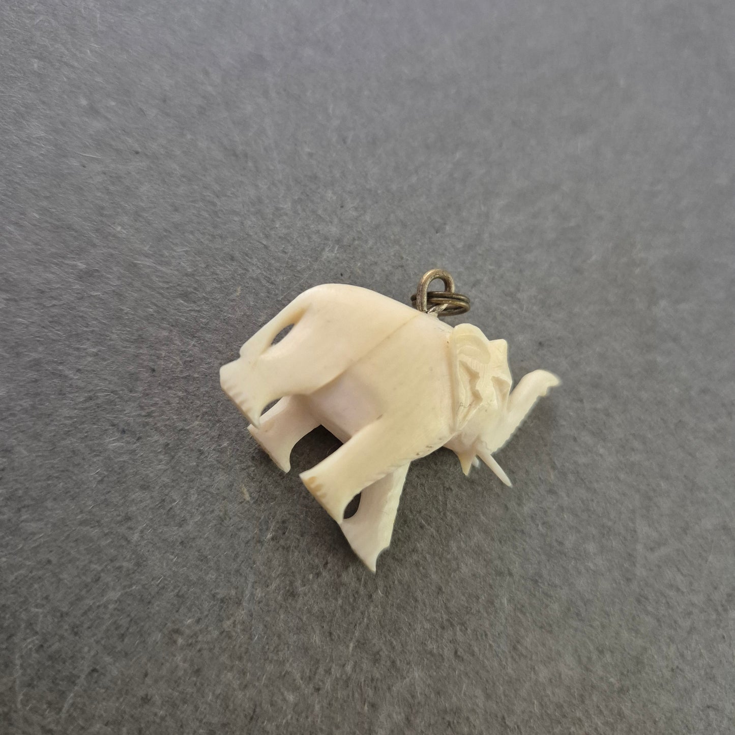 Vintage Anhänger Elefant – Handgeschnitzt aus Bein