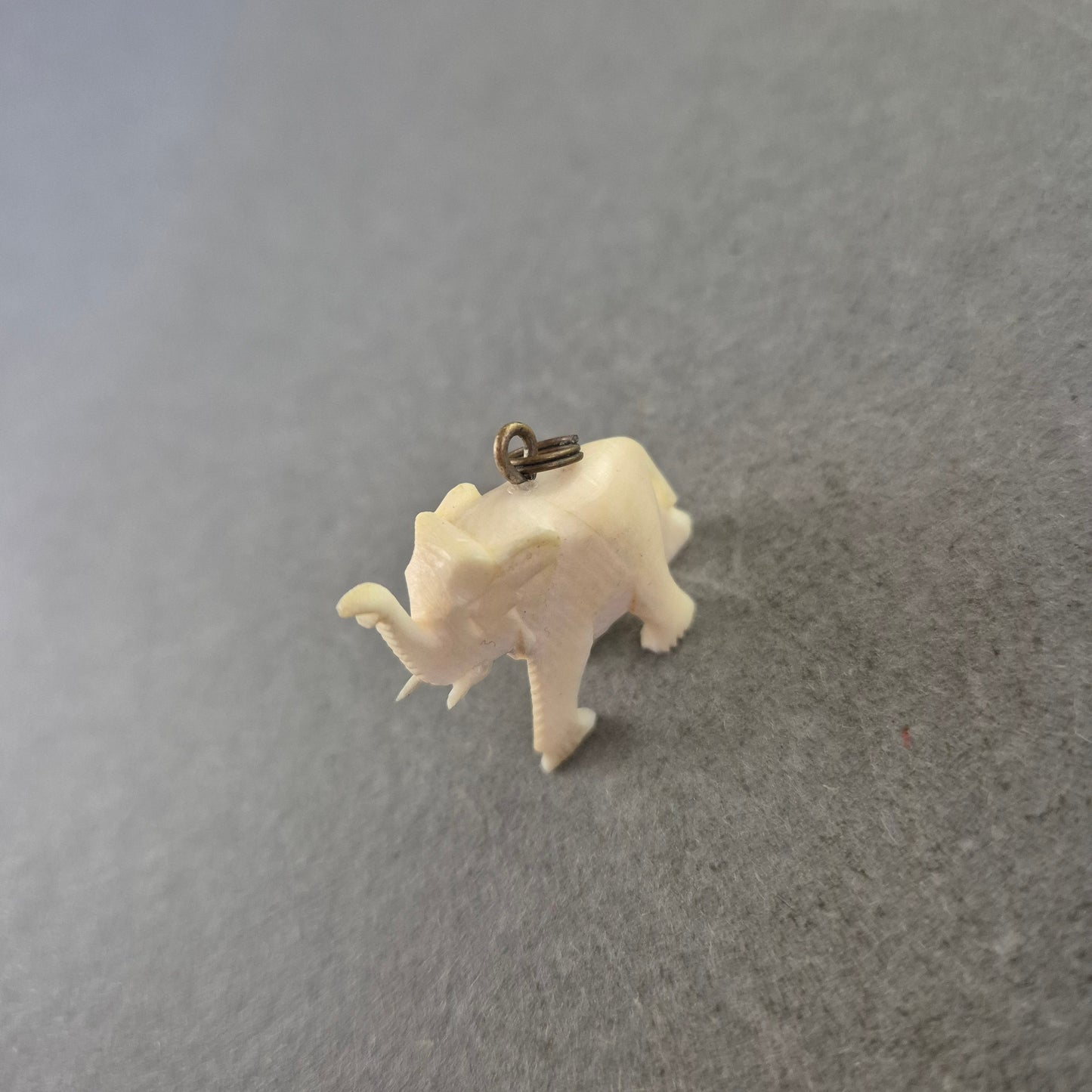 Vintage Anhänger Elefant – Handgeschnitzt aus Bein