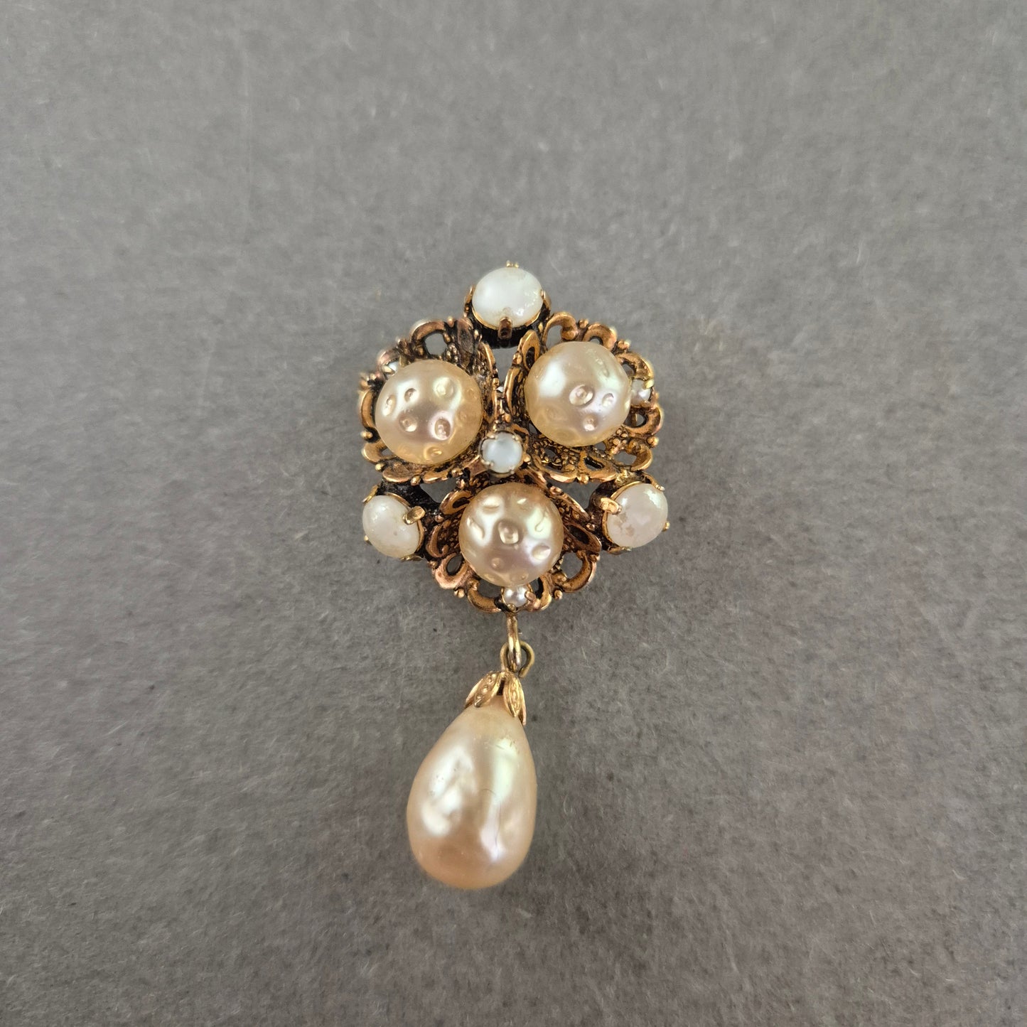 Antike Brosche mit Perlen – Verspieltes Design & Anhänger