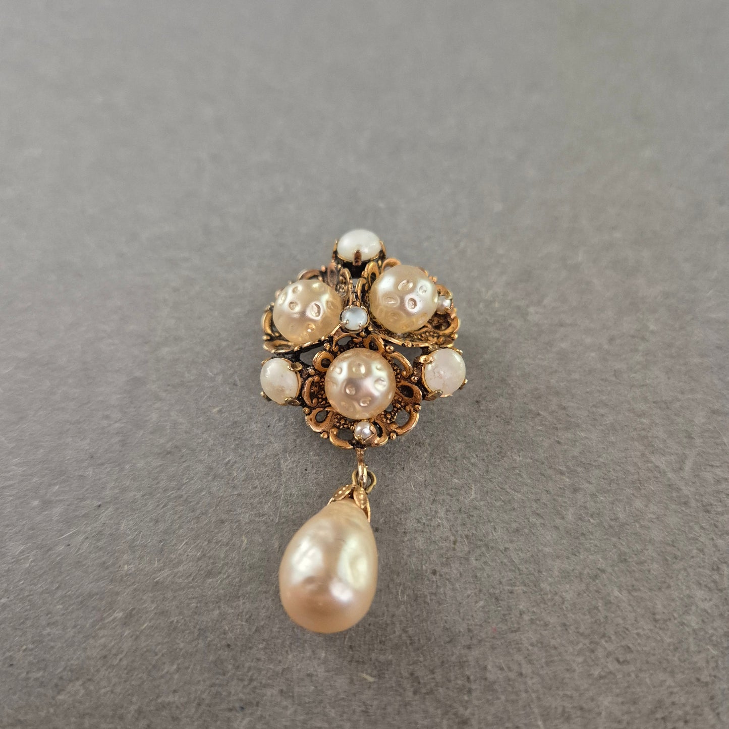 Antike Brosche mit Perlen – Verspieltes Design & Anhänger