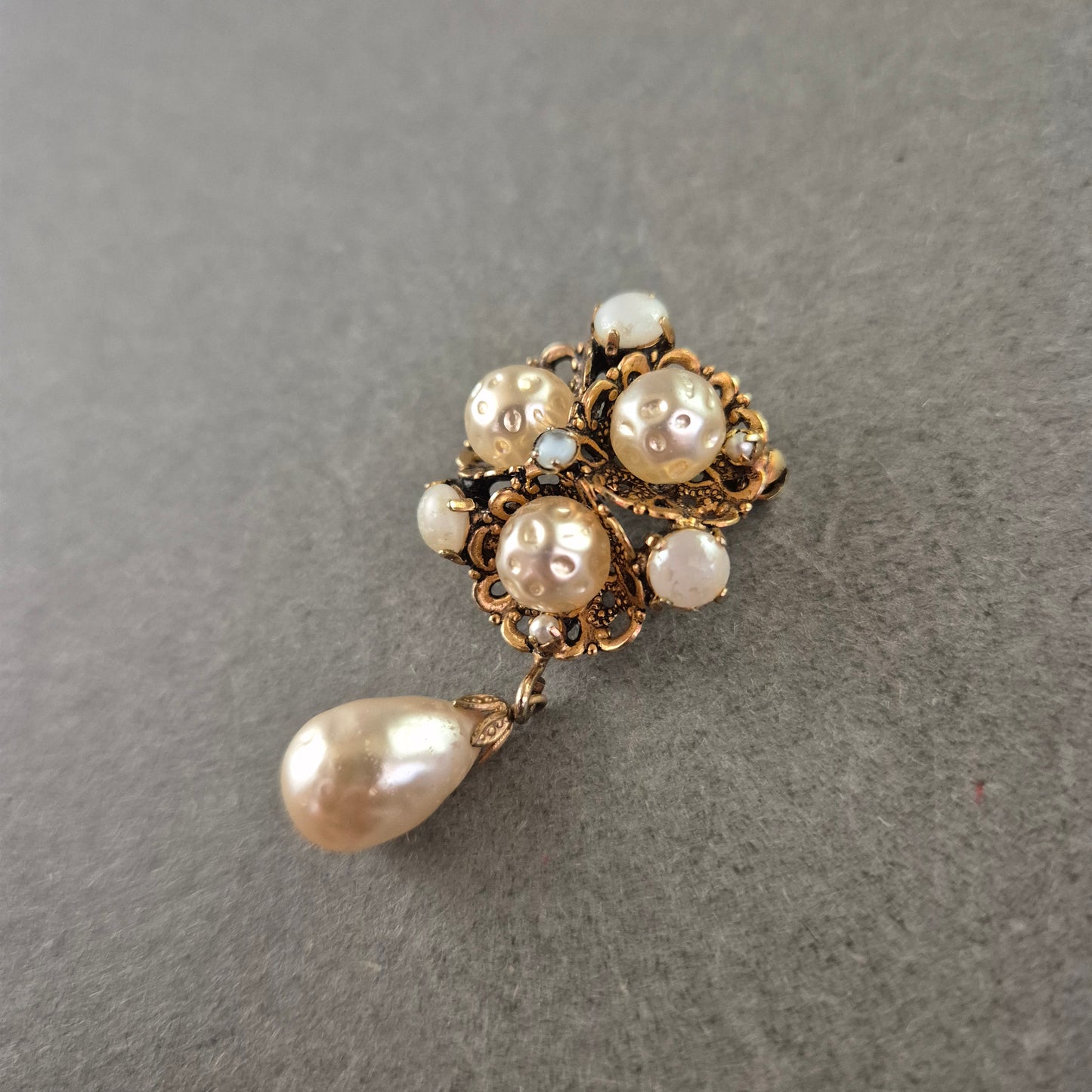 Antike Brosche mit Perlen – Verspieltes Design & Anhänger