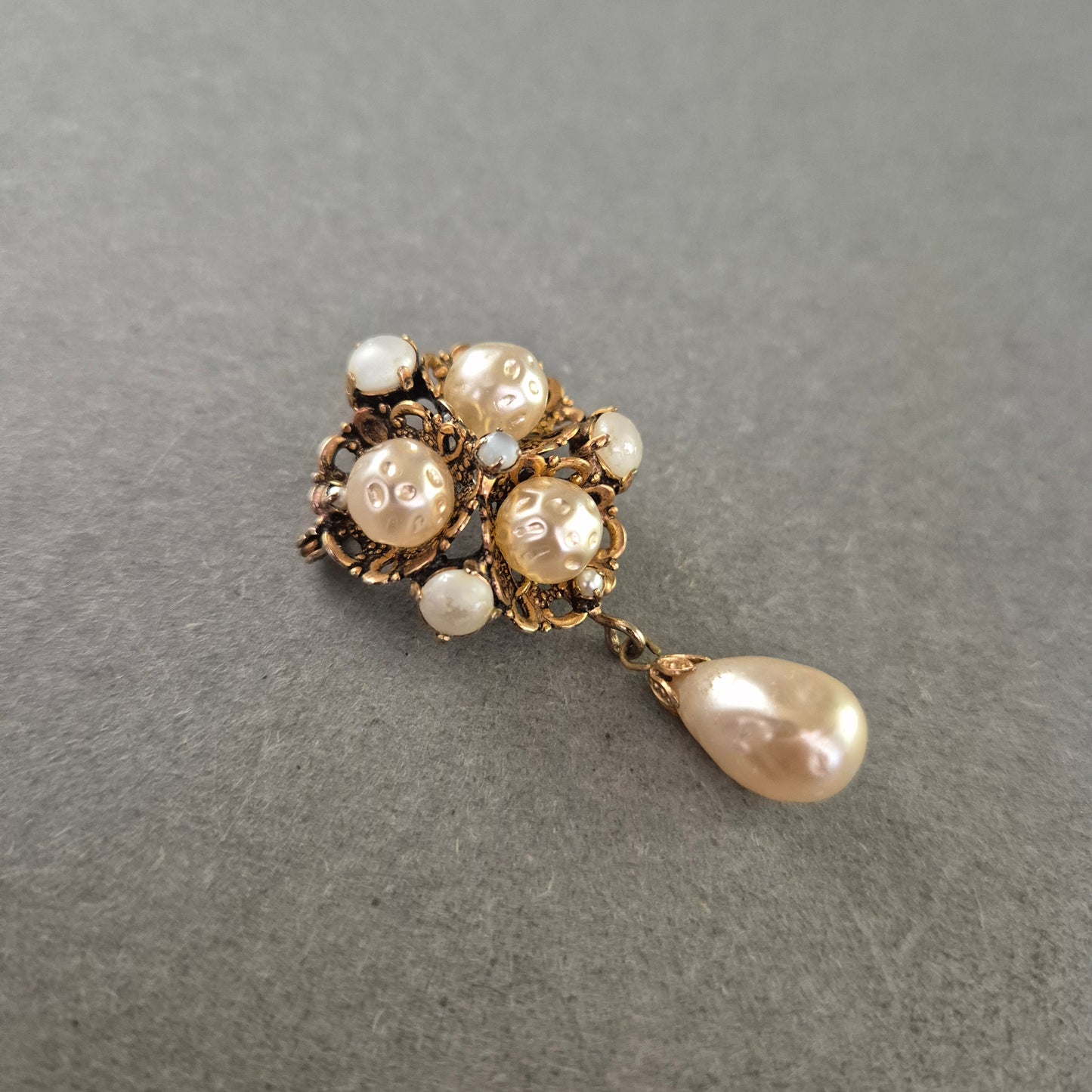 Antike Brosche mit Perlen – Verspieltes Design & Anhänger