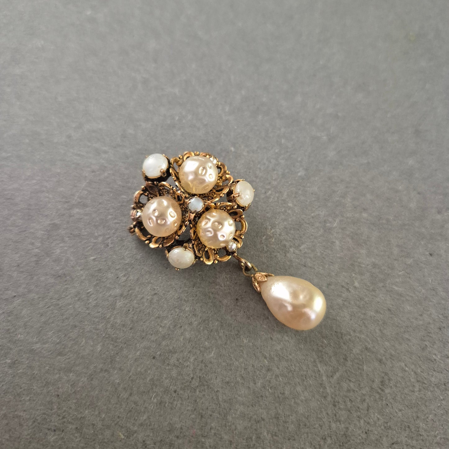 Antike Brosche mit Perlen – Verspieltes Design & Anhänger