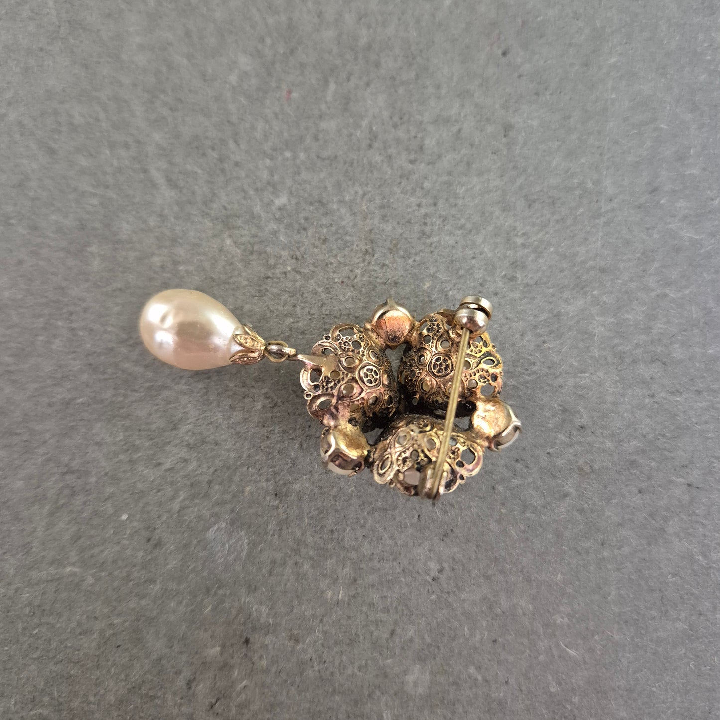 Antike Brosche mit Perlen – Verspieltes Design & Anhänger