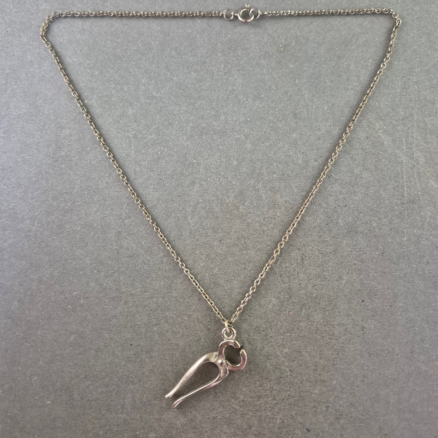 Silberkette mit Werkzeug Anhänger – Originelles Design