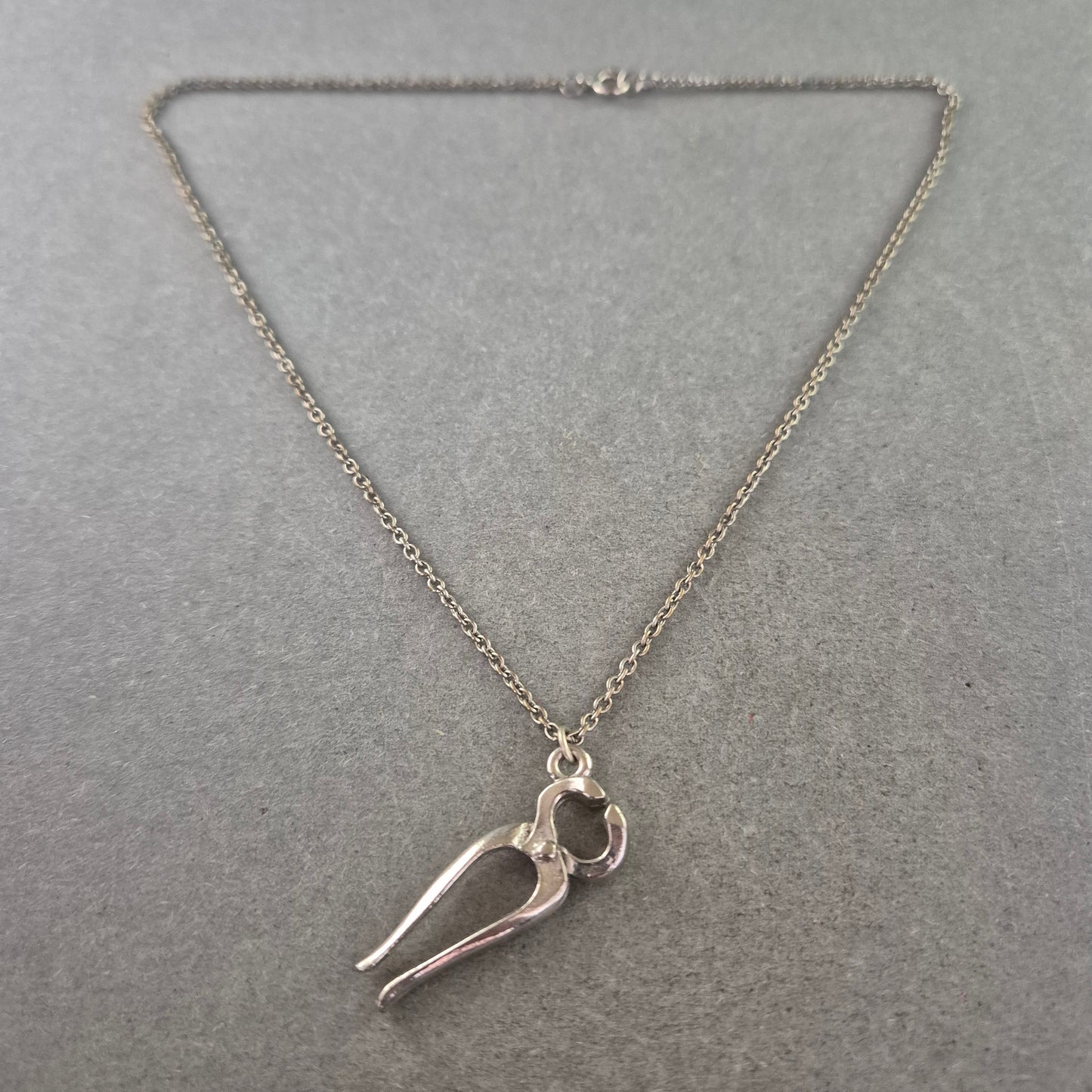 Silberkette mit Werkzeug Anhänger – Originelles Design