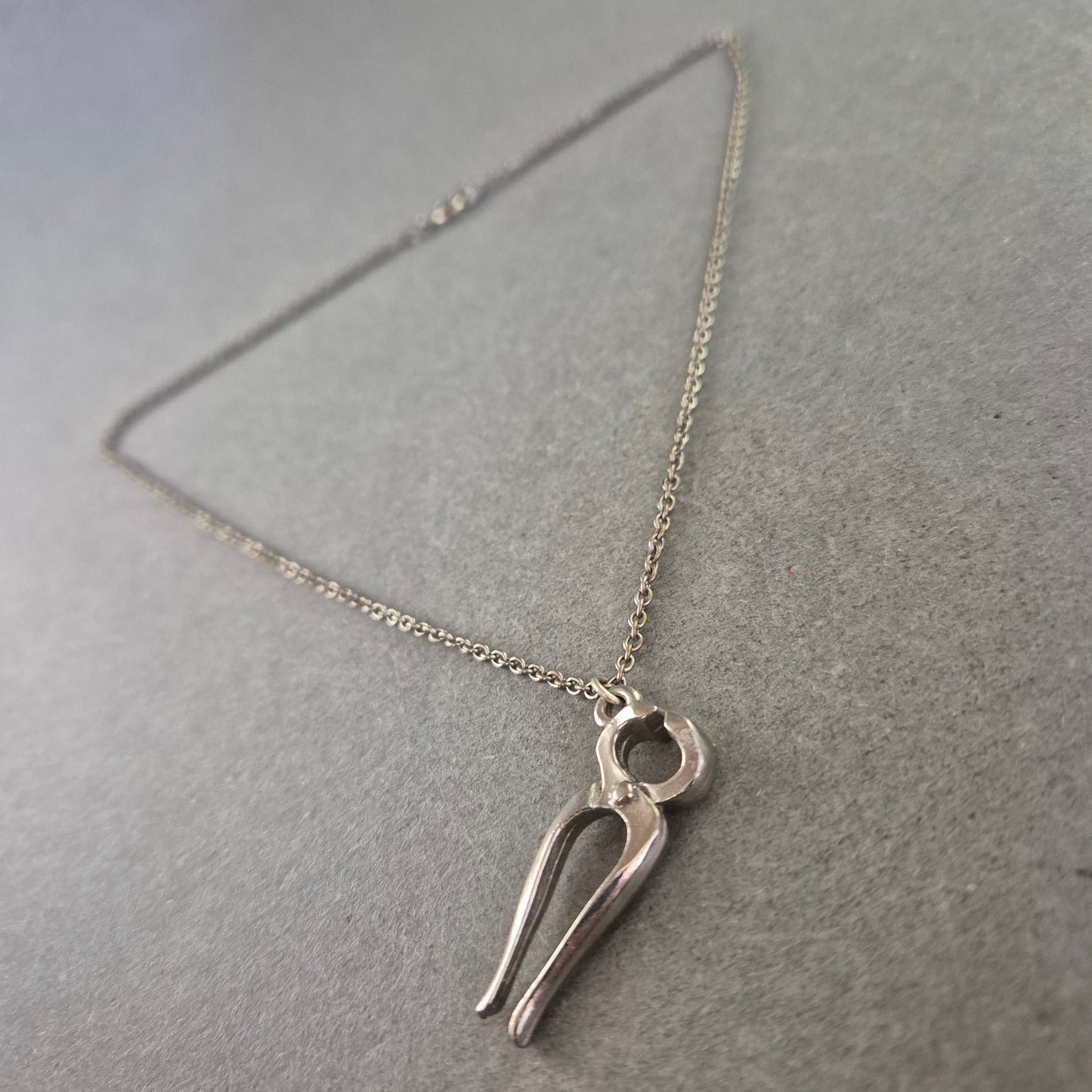 Silberkette mit Werkzeug Anhänger – Originelles Design