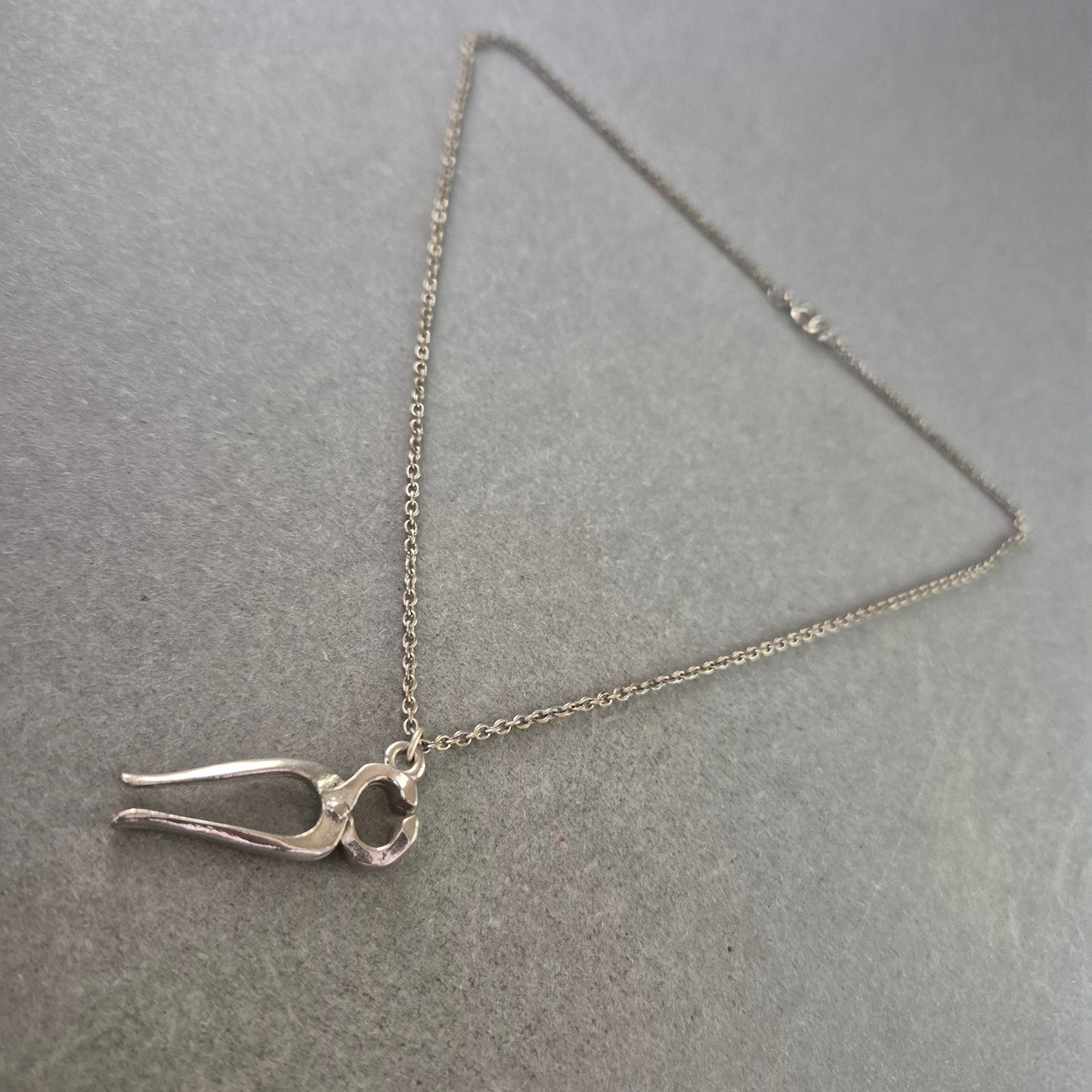 Silberkette mit Werkzeug Anhänger – Originelles Design