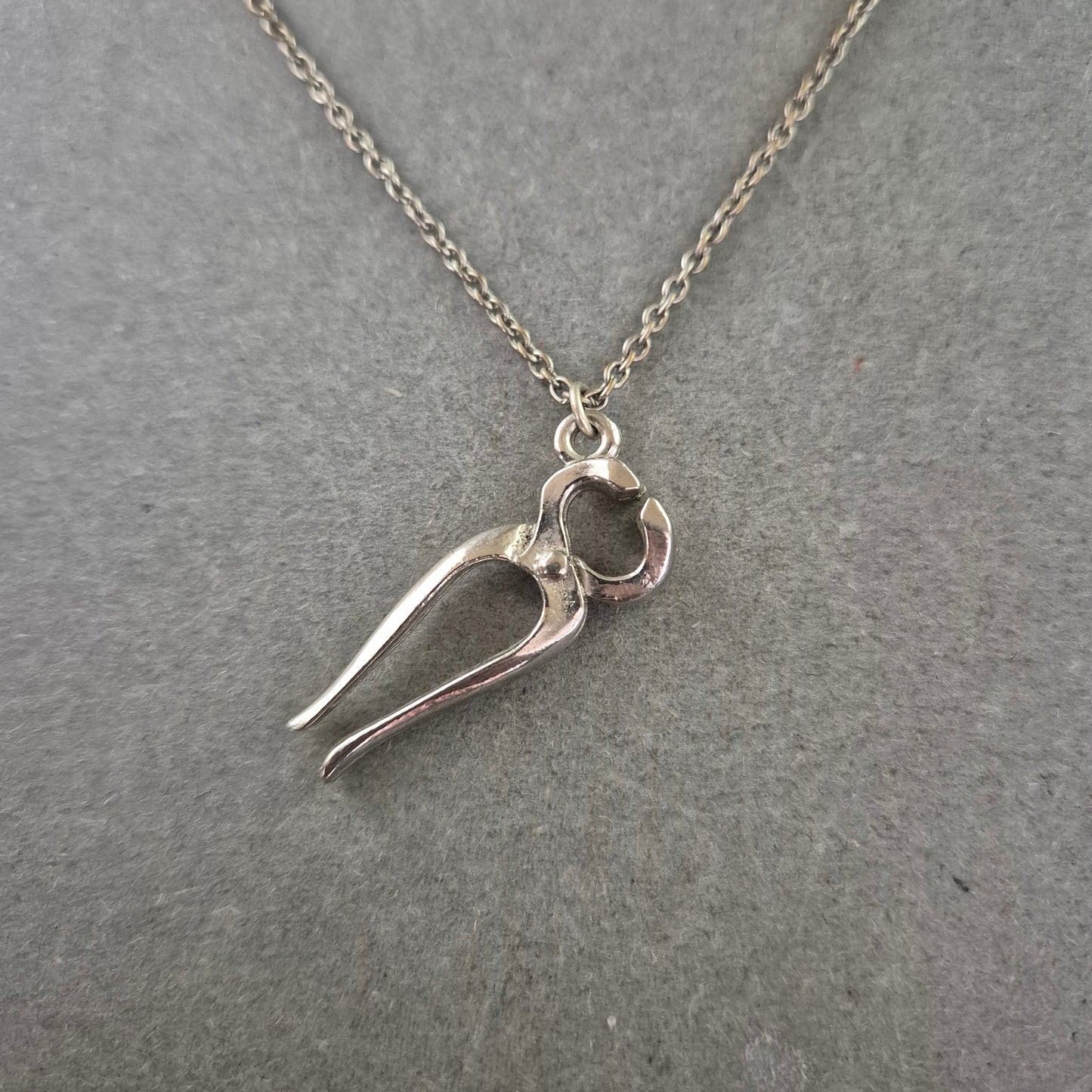 Silberkette mit Werkzeug Anhänger – Originelles Design