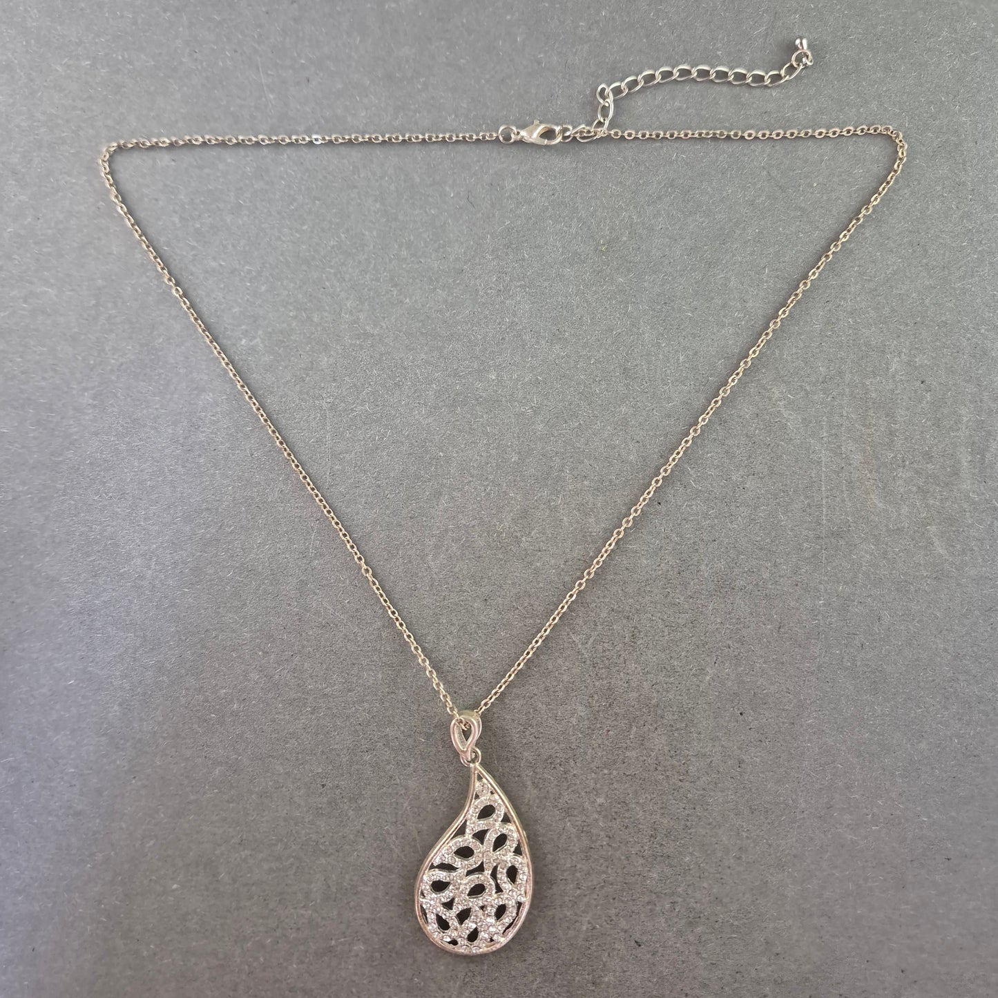 Elegante Halskette mit Tropfen Anhänger – Filigranes Ornamentdesign