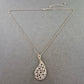 Elegante Halskette mit Tropfen Anhänger – Filigranes Ornamentdesign