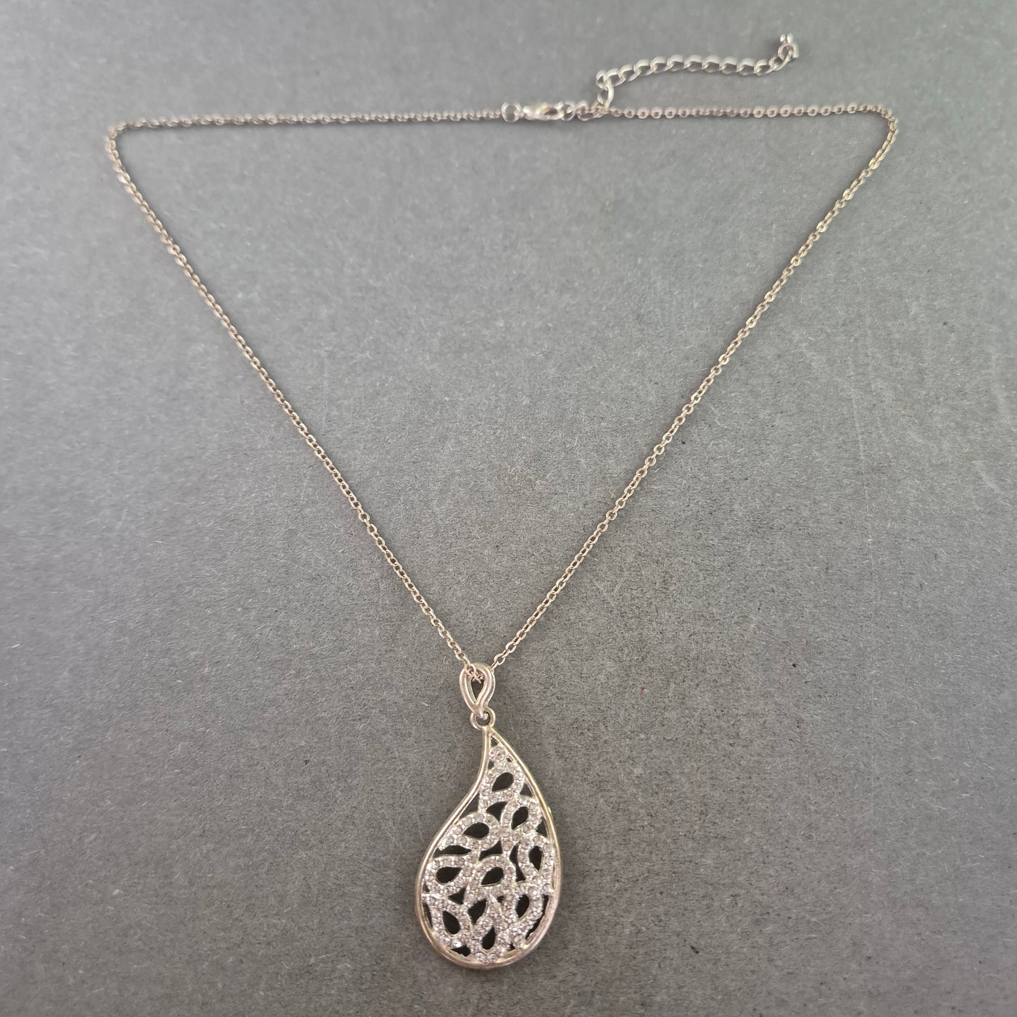 Elegante Halskette mit Tropfen Anhänger – Filigranes Ornamentdesign