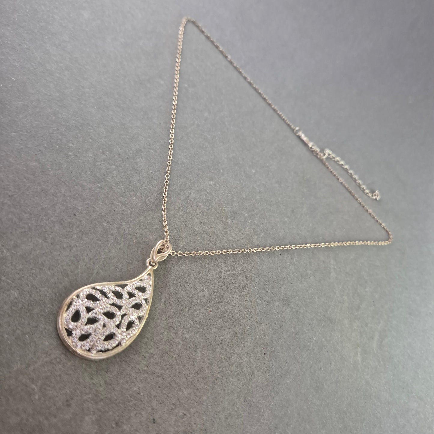 Elegante Halskette mit Tropfen Anhänger – Filigranes Ornamentdesign