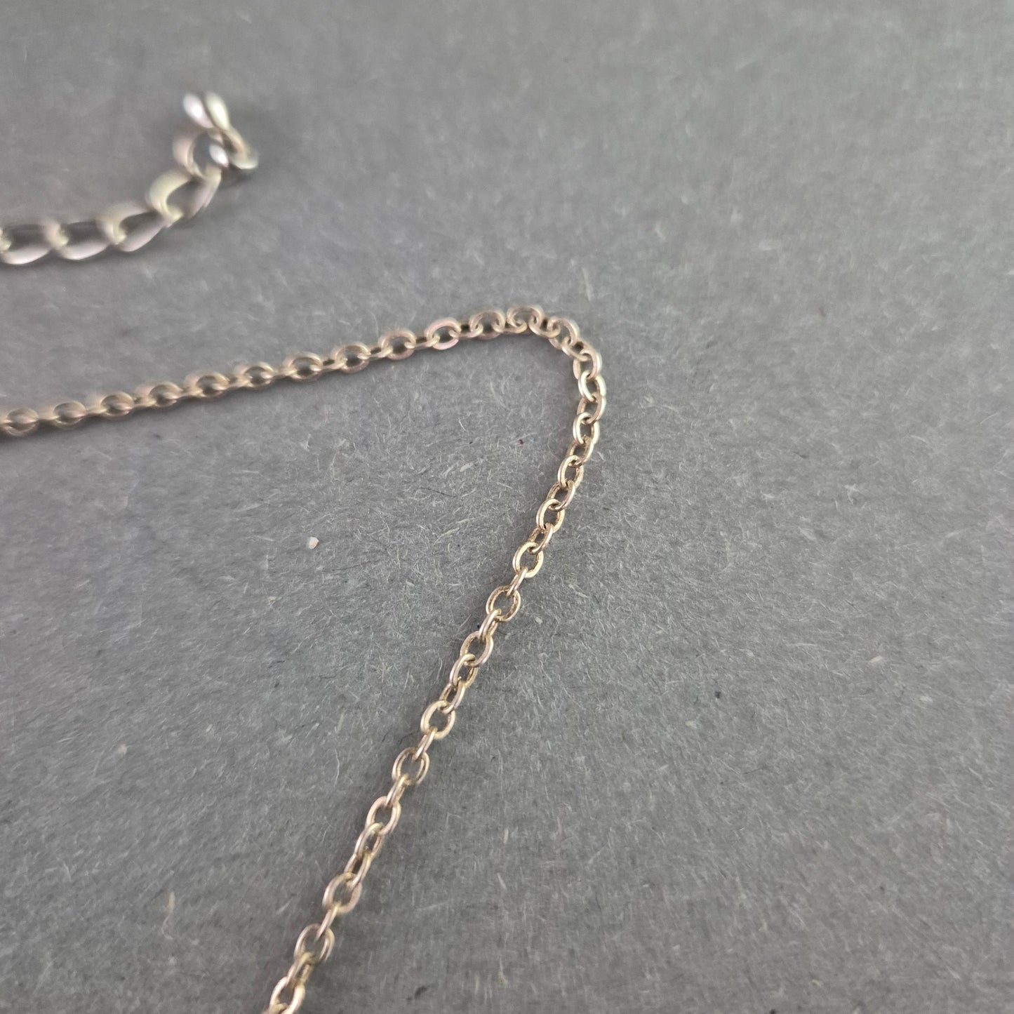 Elegante Halskette mit Tropfen Anhänger – Filigranes Ornamentdesign